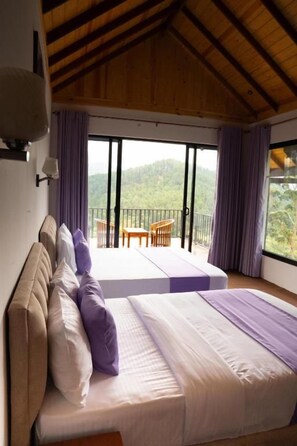 Un dormitorio con una cama grande, un balcón y vistas al exterior.