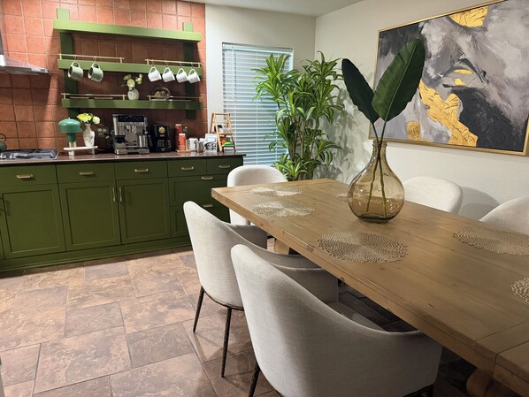 Dining - Charming 3-bedroom farmhouse in beautiful Austin with AC (Austin)