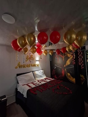A bedroom with a bed, a wall decoration, and balloons. - Zig Zag hospedaje (Tocancipá)