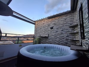 An outdoor hot tub with a view of the cityscape. - Zig Zag hospedaje (Tocancipá)