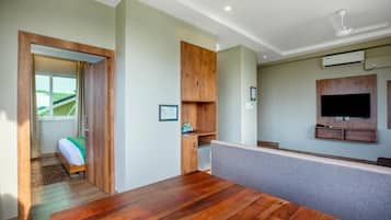 Une pièce comprenant une table à manger en bois, un téléviseur encastré et une armoire.