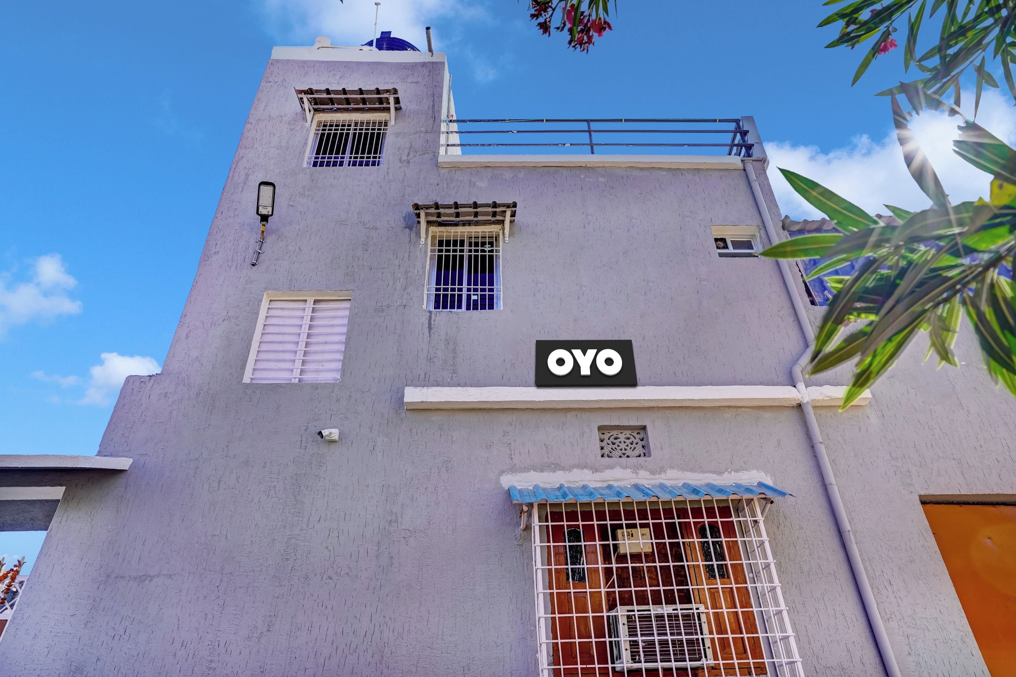 Un edificio con un letrero que dice 'OYO' en la fachada.