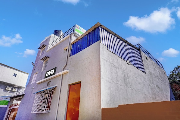 Un edificio con un letrero que dice 'OYO' y una señaleta más pequeña arriba.