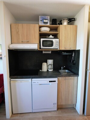 A compact kitchenette with a microwave, coffee maker, and a dishwasher. - Ski-in/ski-out studio for 4–5 people, large balcony, unobstructed view. 4 crystals! (La Plagne Tarentaise)
