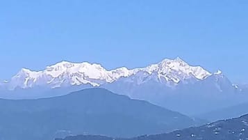 Een bergketen met besneeuwde toppen onder een heldere lucht.