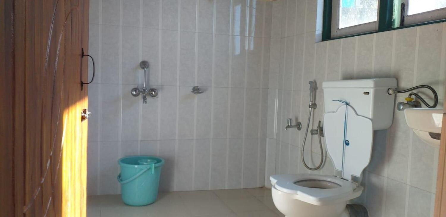 Un baño con inodoro, ducha y lavamanos.