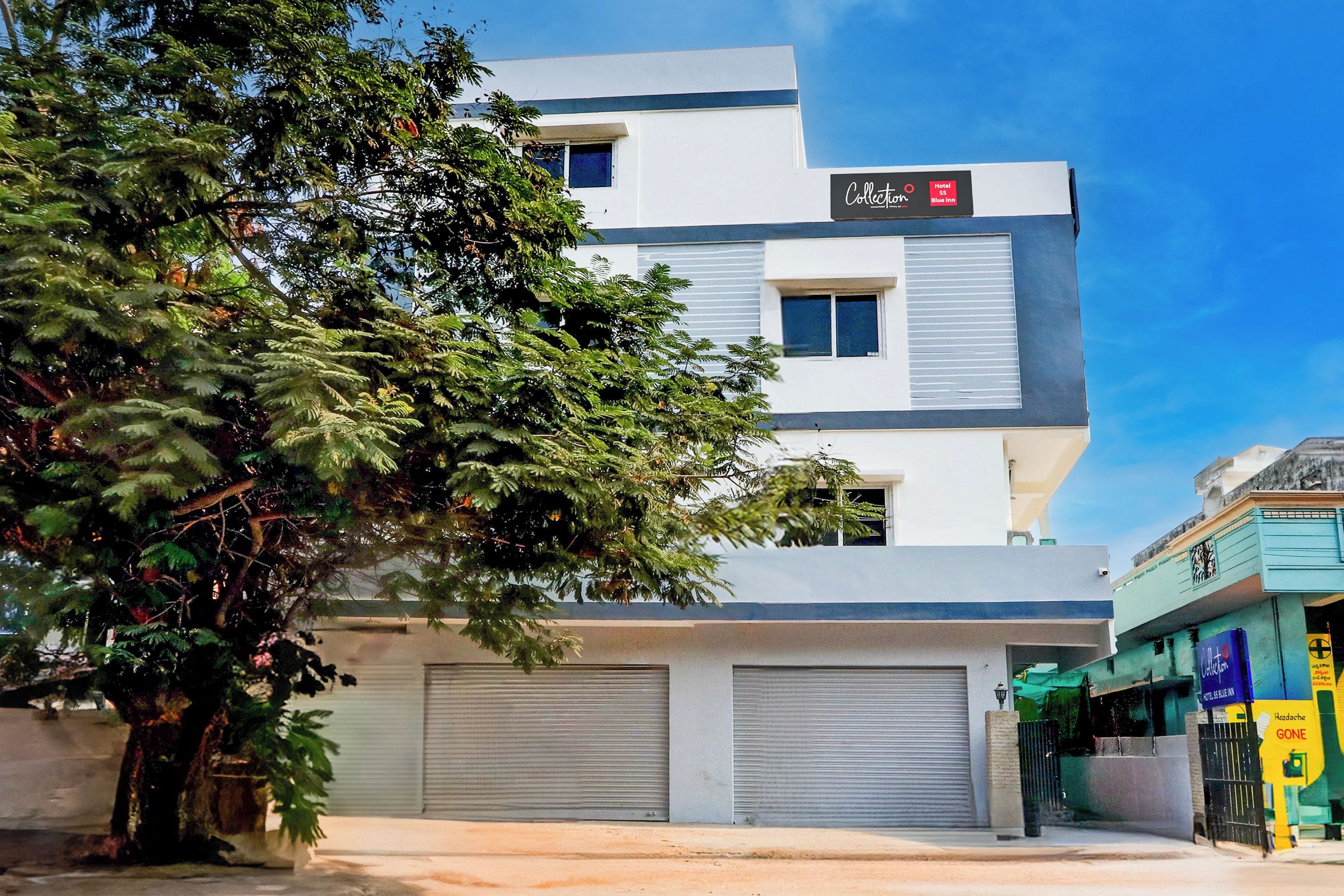 Un edificio moderno con un letrero que indica Hotel SS Blue Inn.