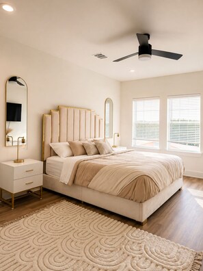 A bedroom with a bed, bedside tables, a ceiling fan, and a window with blinds. - Charming 3-bedroom townhome 11 min from Downtown Houston (Houston)