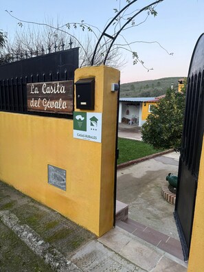 A gated entrance with a sign reading 'La Casita del Gévalo' and a green sign indicating 'CASAS RURALES.' - Country House 'La Casita Del Gévalo' with Mountain View, Wi-Fi and Air Conditioning (Piedraescrita)