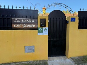A gated entrance with a sign reading 'La Casita del Gévalo' and a blue sign with a number '2' indicating the property number. - Country House 'La Casita Del Gévalo' with Mountain View, Wi-Fi and Air Conditioning (Piedraescrita)