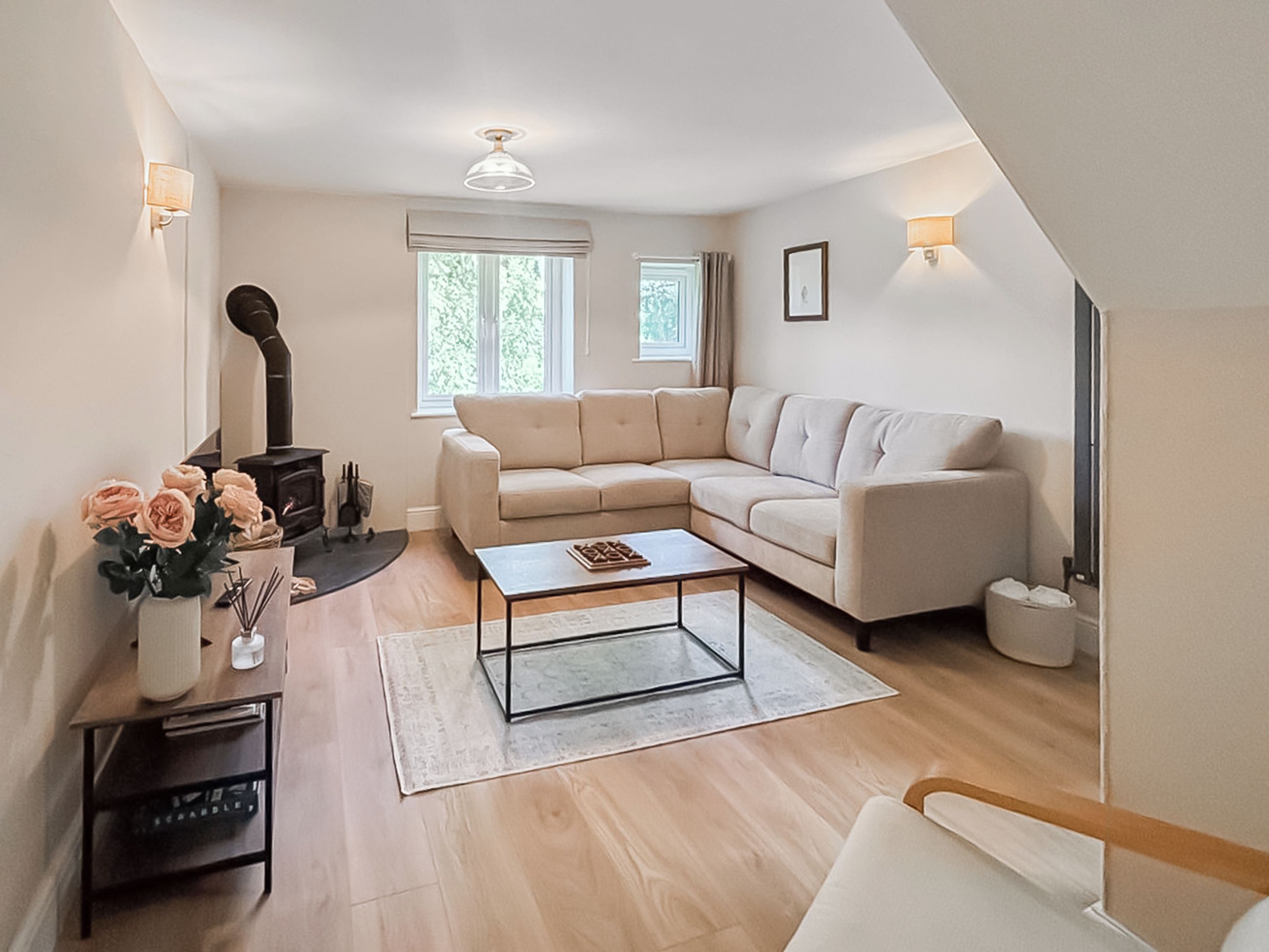 Un salon moderne avec un canapé, une table basse et une cheminée.