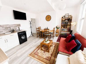 Un salon moderne avec un canapé, une table basse et une bibliothèque.