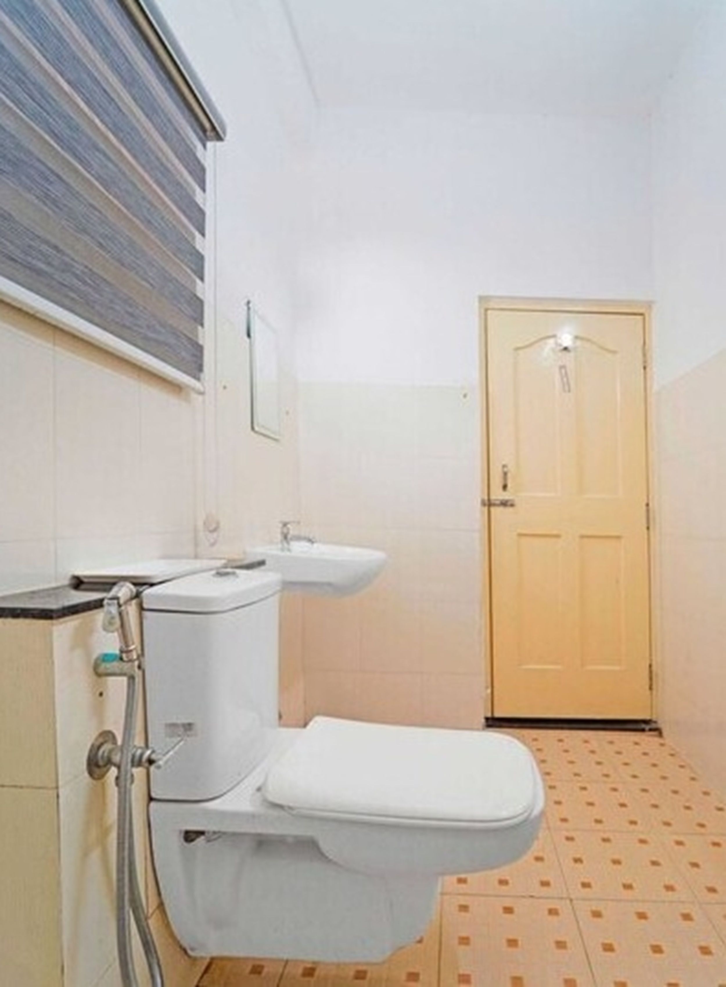 Une petite salle de bain comprenant des toilettes, un lavabo et une douche.