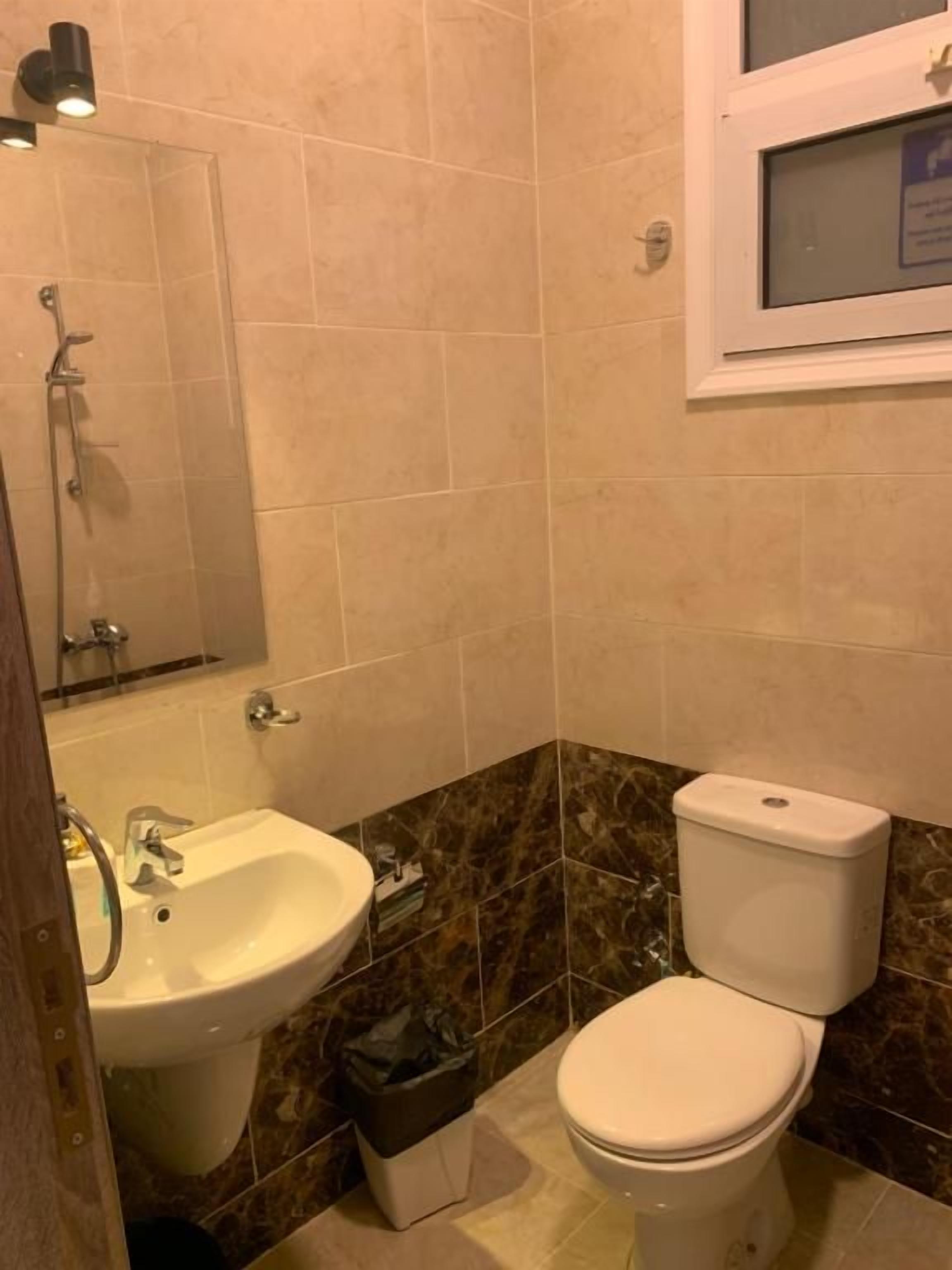 Ein Badezimmer mit Waschbecken, Toilette und Dusche.