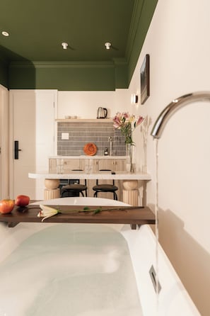 Une cuisine moderne dotée d’un îlot central, d’un évier et d’un coin repas avec des chaises.