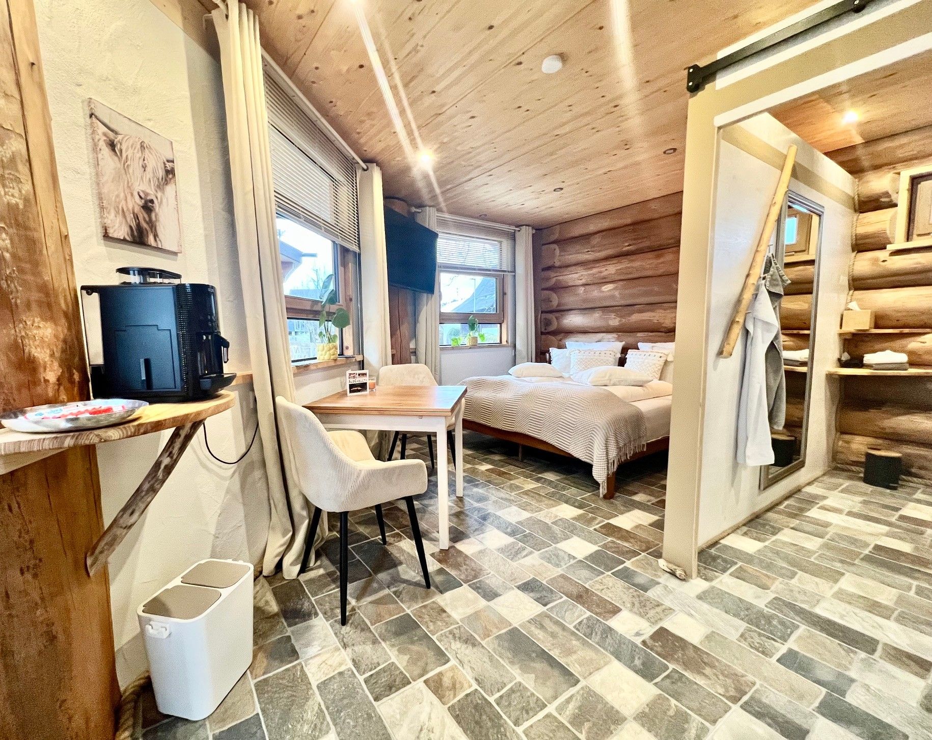 Ein gemütliches Zimmer mit Bett, Schreibtisch und Fernseher.