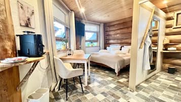 Ein gemütliches Zimmer mit Bett, Schreibtisch und Fernseher.