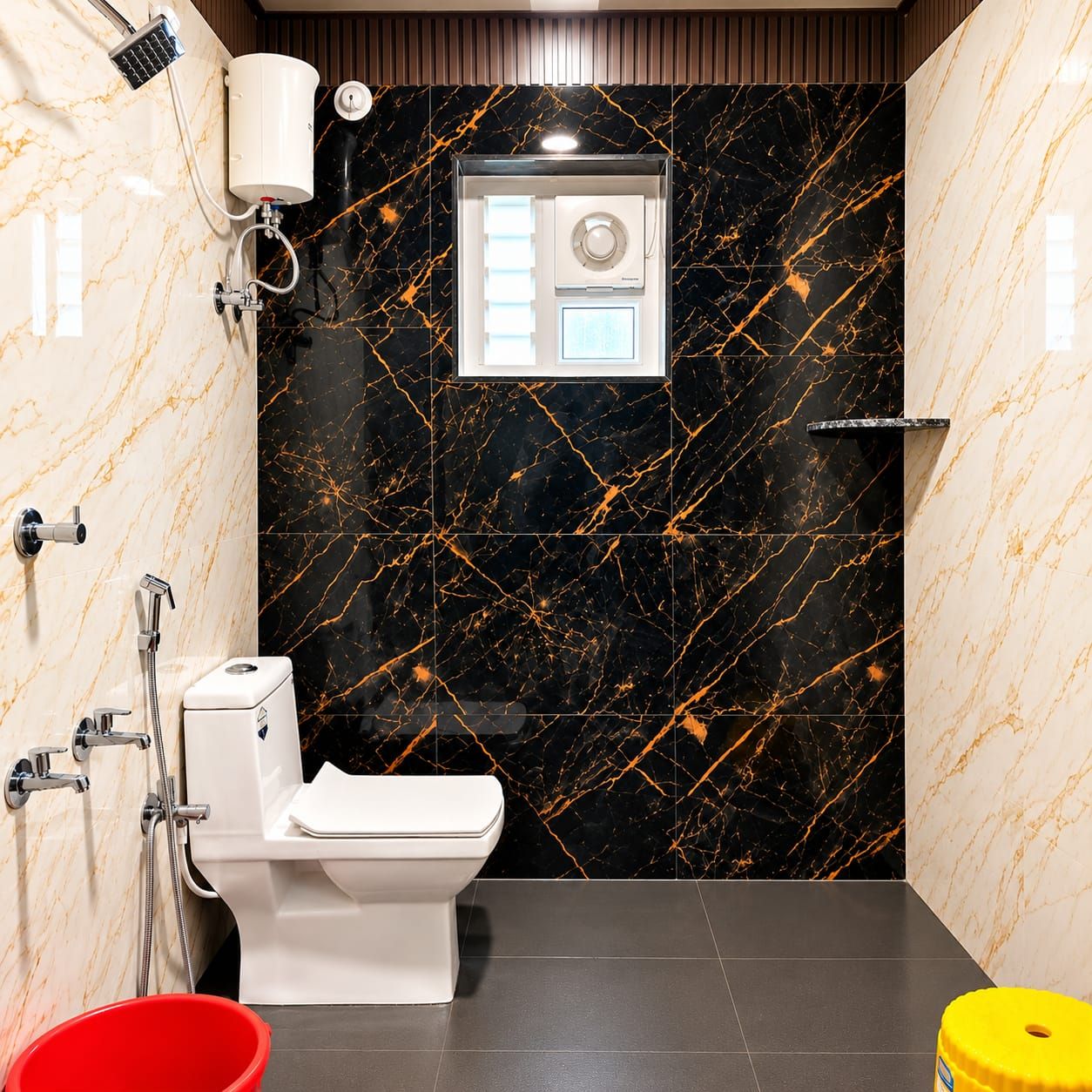 Een badkamer met toilet, douche en handdroger.