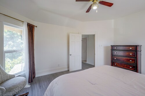 2 Mi to USC & Venues! Duplex w/ Workout Equipment