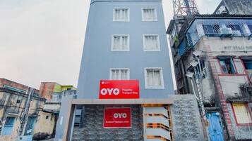 Un edificio con un letrero rojo que indica que es una estadía tranquila OYO Flagship.