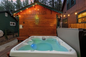 A hot tub in front of a wooden cabin with a sign indicating hot tub safety rules. - 1 Mi to Bear Mtn Lifts! Moonridge Alpine Cabin (Big Bear Lake)