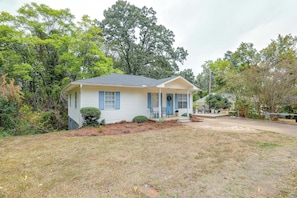 A single-story house with a front porch, a small garden, and a driveway. - Game Day Base! 1 Mi to Ole Miss & Oxford Square (Oxford)