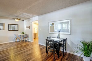 A dining area with a table and chairs, a ceiling fan, and a potted plant. - Central Folsom Condo: Walk to Parks & Dining (Folsom)