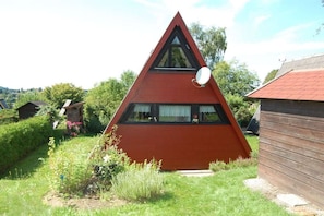 A triangular building with a satellite dish, surrounded by greenery. - Holiday home with 1 bedroom (Waldkirchen)