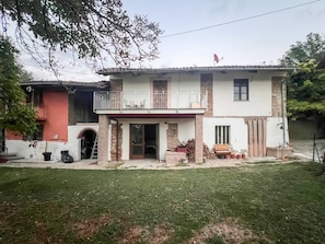 Ein zweistöckiges Haus mit Balkon, Garage und Eingangstür.