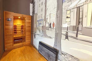 Un pasillo con un armario de madera que contiene un calentador y un mural en la pared que muestra una escena callejera.