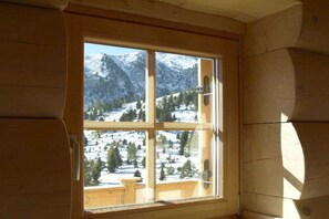 A window with a view of snow-covered mountains and trees. - Holiday home in Carinthia with 1 bedroom (Patergassen)