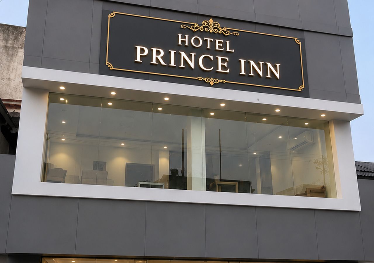 Ein modernes Gebäude mit einem Schild, auf dem 'HOTEL PRINCE INN' steht.