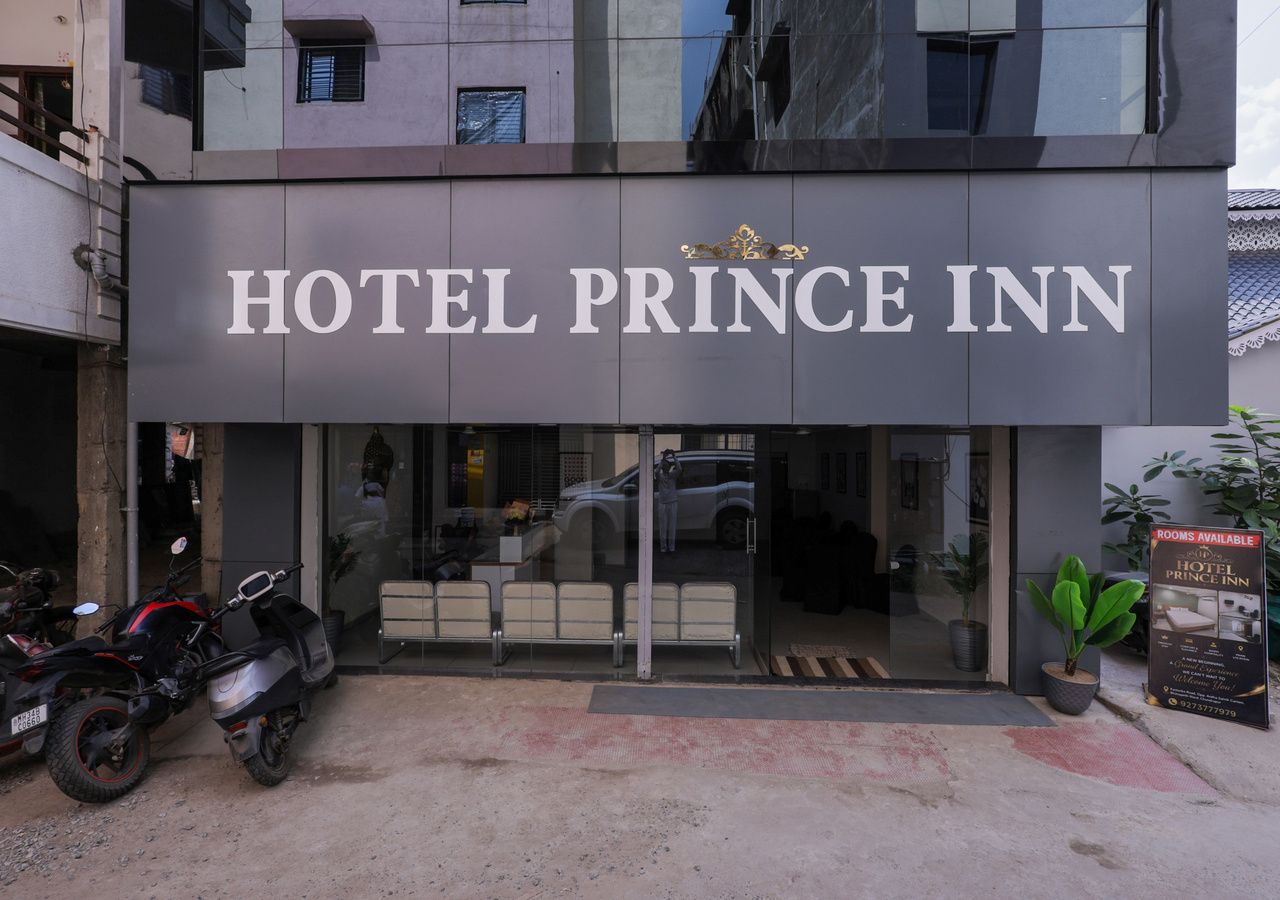 Entrada de un hotel con un letrero que dice 'HOTEL PRINCE INN'.