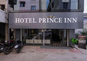 Entrada de un hotel con un letrero que dice 'HOTEL PRINCE INN'.