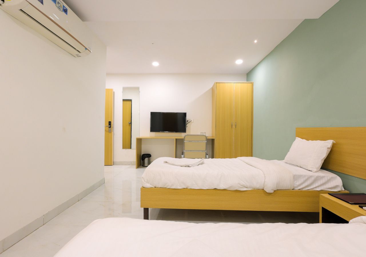 Une chambre d’hôtel équipée d’un lit, d’une télévision, d’un bureau et d’une armoire.