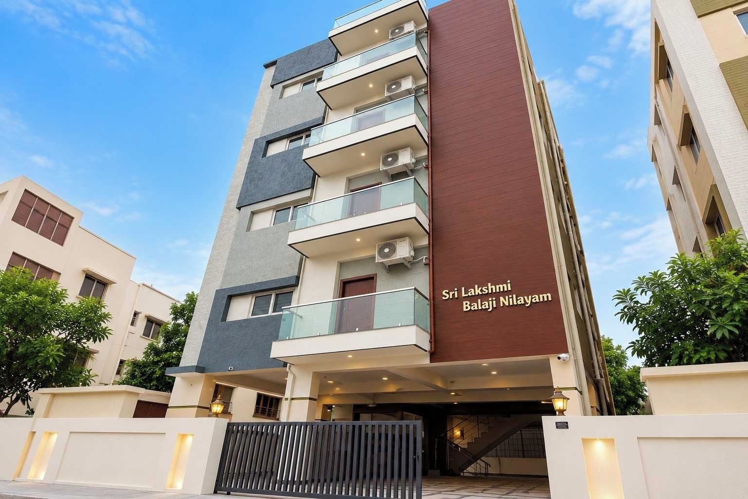 Un hotel de varios pisos con diseño moderno, que cuenta con balcones y unidades de aire acondicionado.
