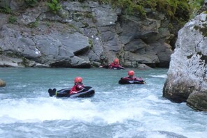 People rafting on a river with rocky banks. - Holiday apartment with 2 bedrooms (Hippach)