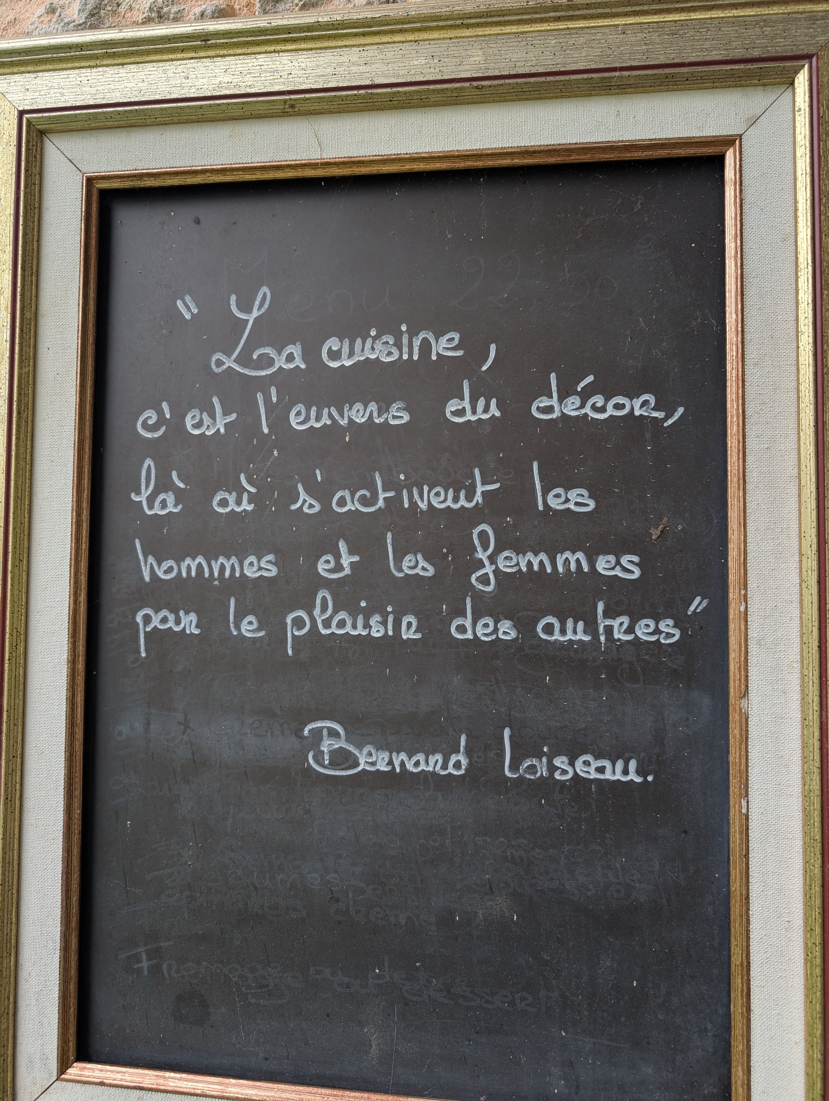 A blackboard with a quote in French.