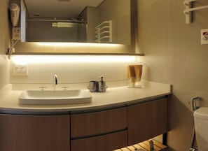 A modern bathroom with a white sink, a mirror above it, and a towel rack. - Studio - Berrini/ Faria Lima/ CGH Airport (São Paulo)