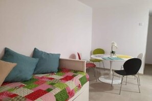 A room with a bed, a table, and a chair. - Flat with Pool Views in Corralejo (Corralejo)