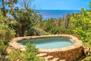 A natural hot spring surrounded by greenery and overlooking a body of water. - Villa 'La Bergerie' with Sea View, Wi-Fi and Air Conditioning (Coti-Chiavari)
