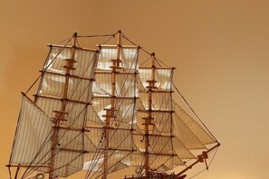 Un modèle de navire doté de plusieurs mâts et de nombreuses voiles.