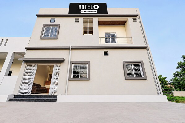 A hotel building with a sign indicating it is serviced by OYO. - Super Hotel O AIIMS Nagpur (Nagpur)
