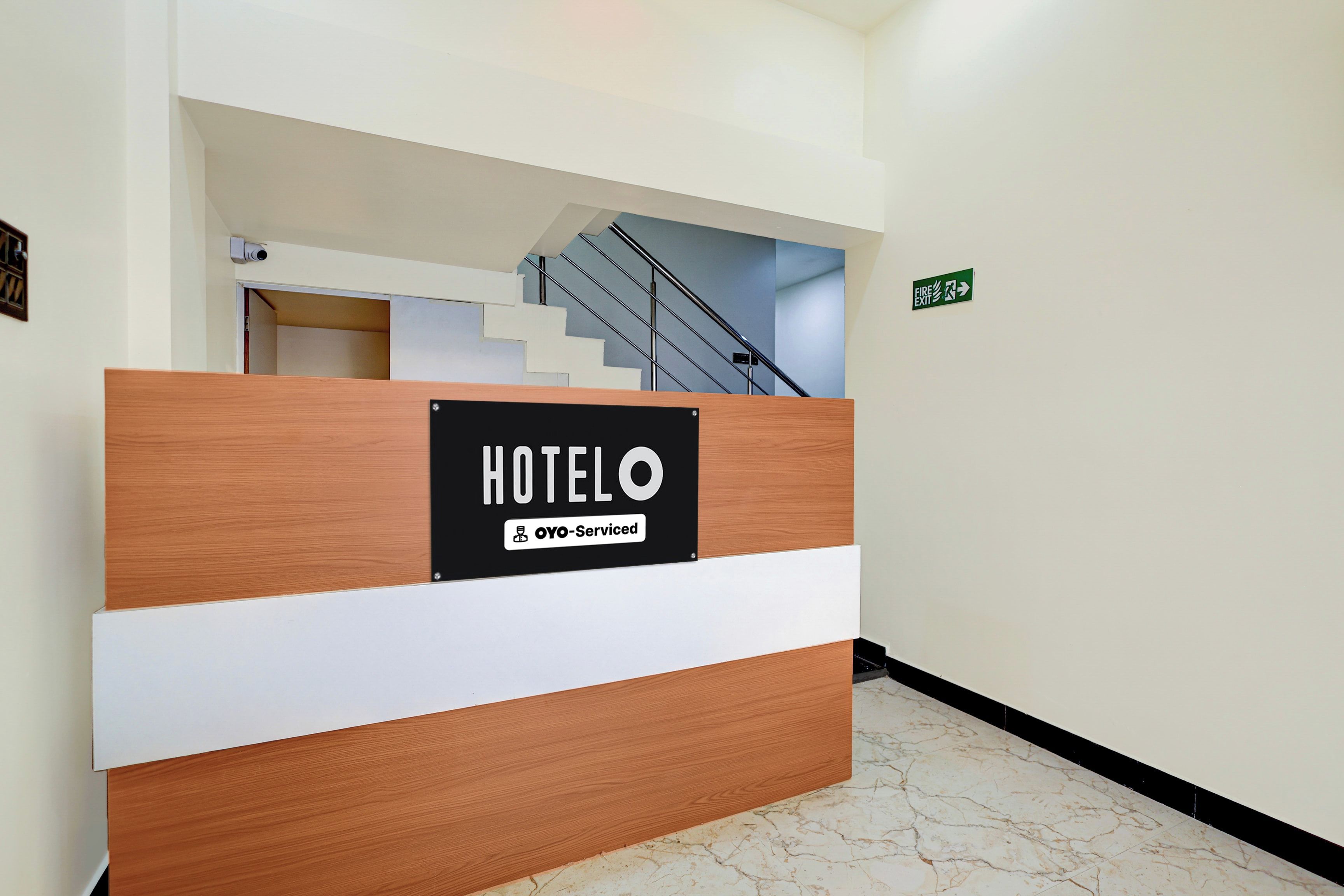 En hotellreception med en skylt som visar att den drivs av OYO.