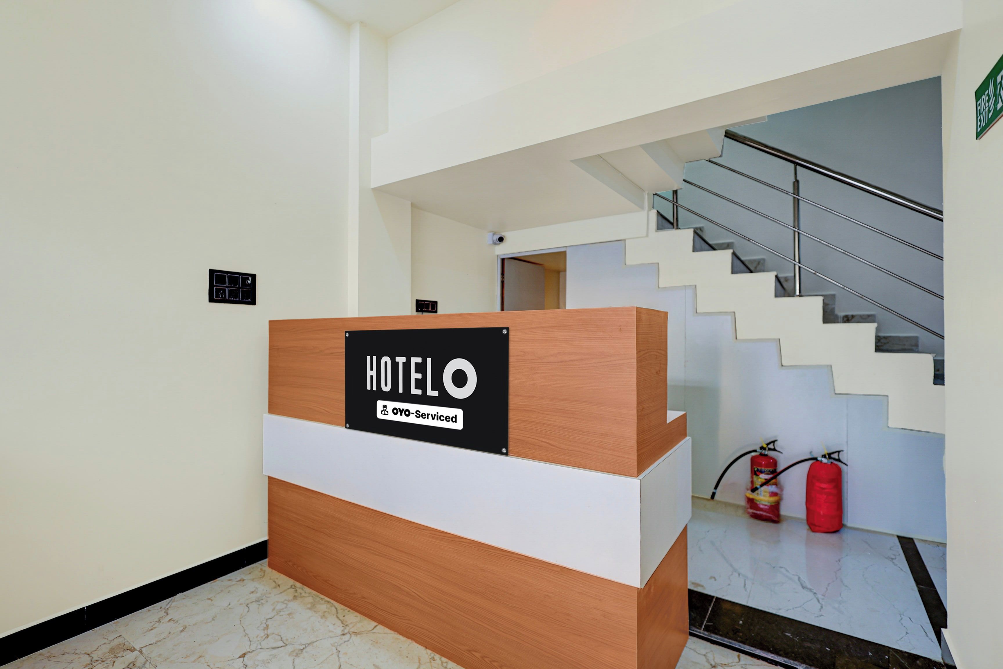 Un mostrador de recepción de hotel con un cartel que indica servicio OYO.