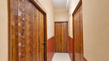 Un pasillo con puertas de madera, cada una con un número.