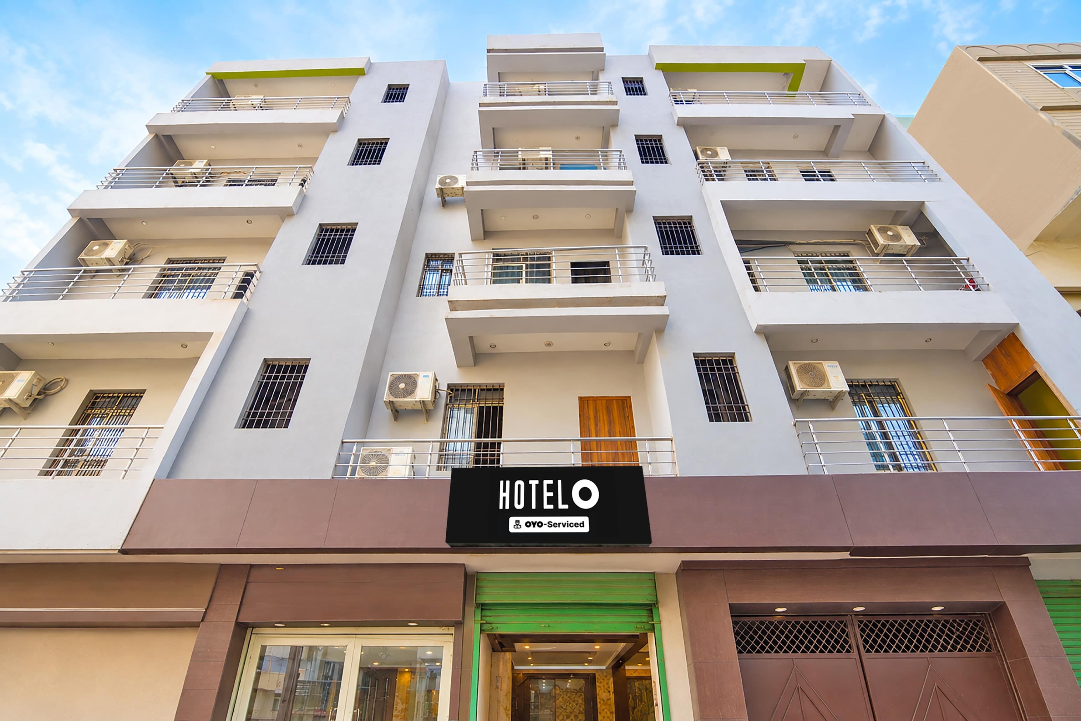 Un edificio de hotel de varios pisos con balcones, unidades de aire acondicionado y un letrero que indica que el servicio es proporcionado por OVH.