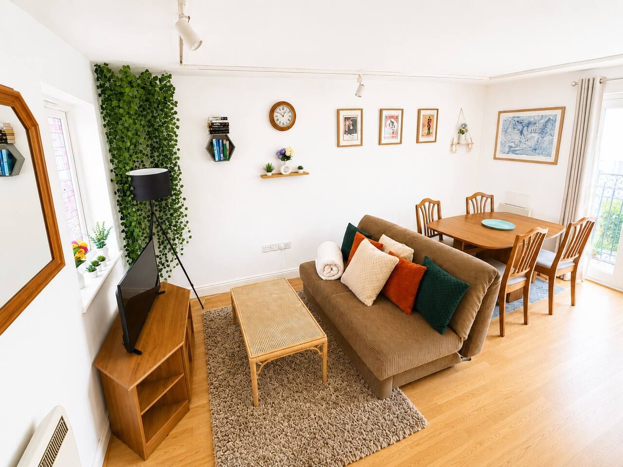 Een moderne woonkamer met een bank, salontafel en eettafel.