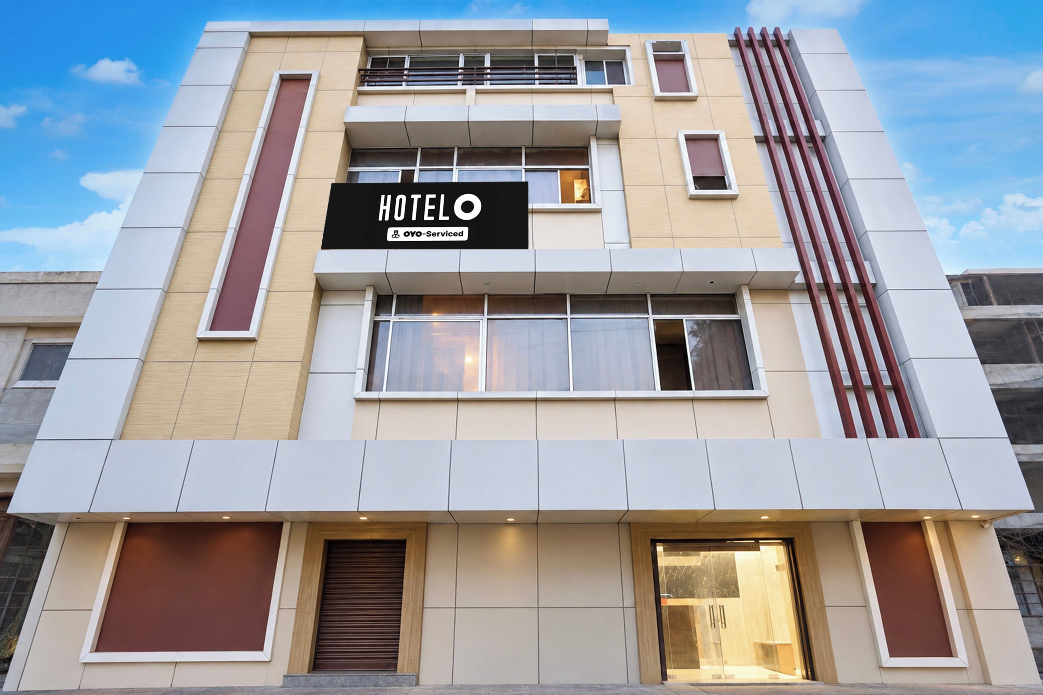 Moderni hotellirakennus, jonka julkisivussa on suuri kyltti, jossa lukee: ”HOTEL OYO-Serviced”.