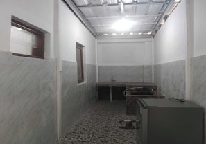 Une petite salle de bain avec un sol carrelé, un lavabo et un miroir.